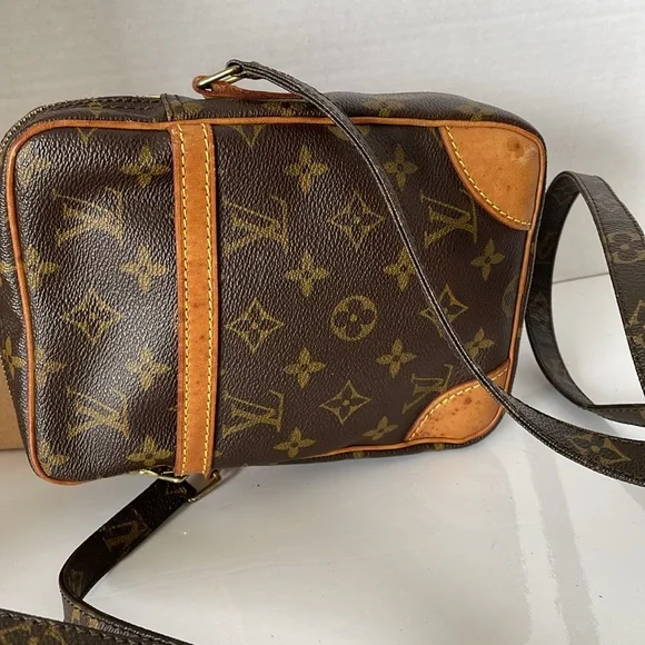 Authentic Louis Vuitton Monogram Danube Crossbody/Shoulder Bag. - Picture 4 of 17